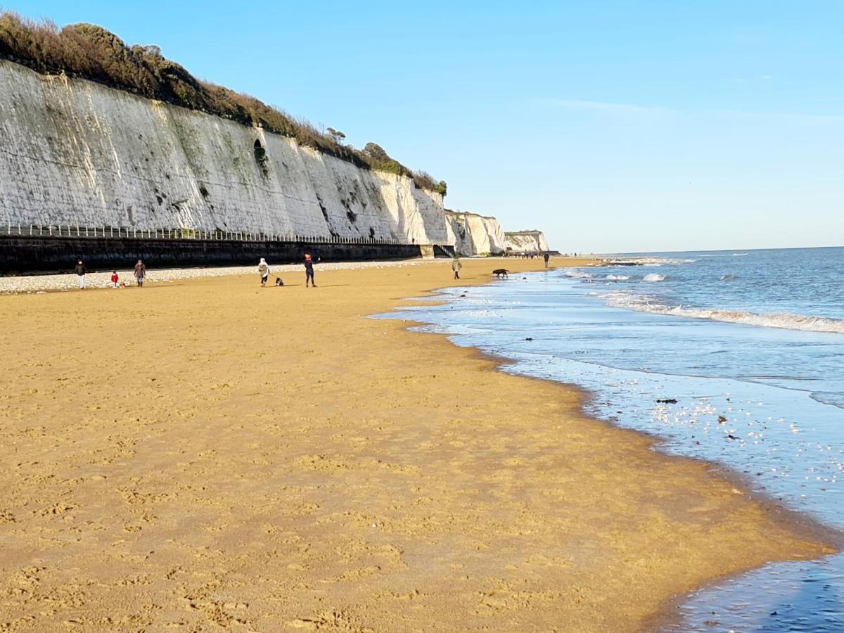 Seas The Day - Beachfront Apartment - Sleeps 4 Ramsgate Eksteriør billede
