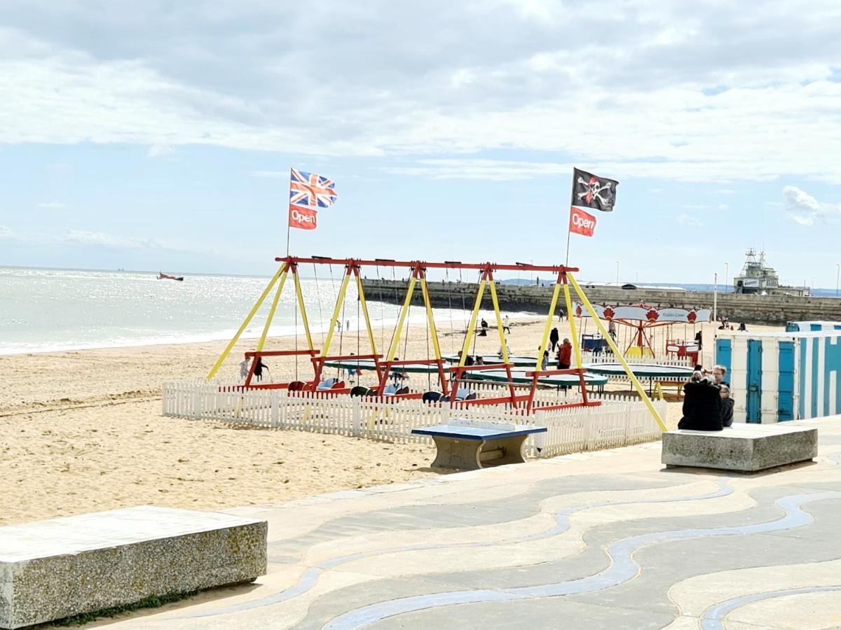 Seas The Day - Beachfront Apartment - Sleeps 4 Ramsgate Eksteriør billede